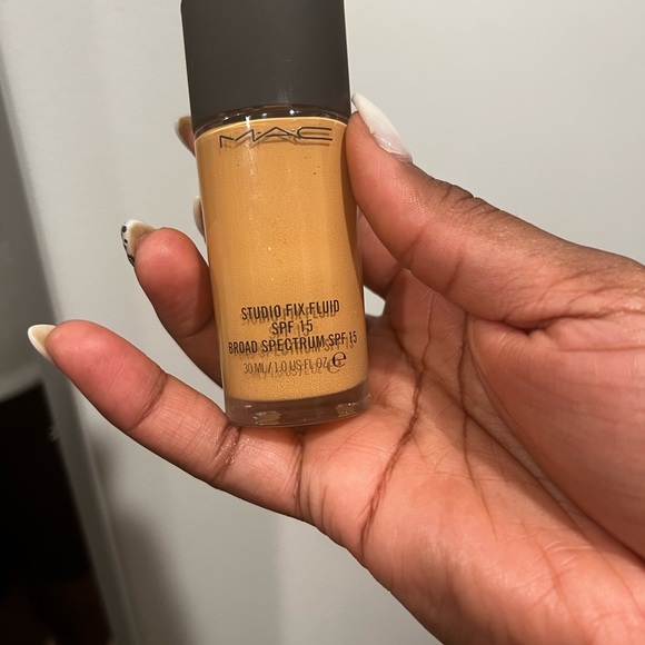 MAC Cosmetics Studiofix Fluid NC42 - Picture 2 of 3